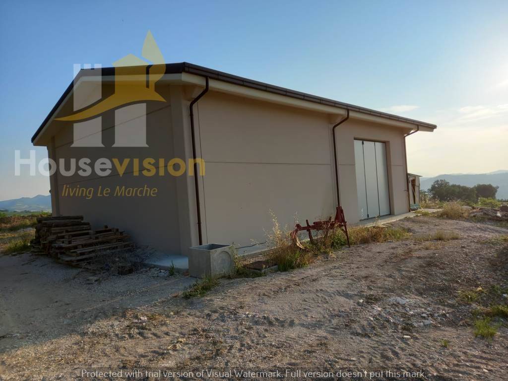 locale commerciale in vendita a Serra de' Conti