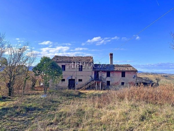 casale in vendita a Serra de' Conti