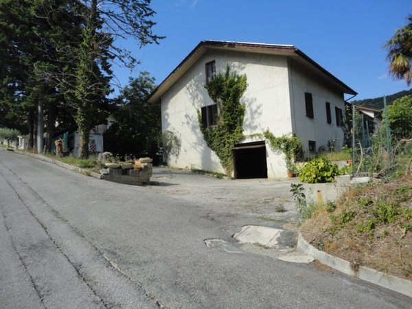 casa indipendente in vendita a Serra San Quirico