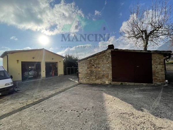 casa indipendente in vendita a Serra San Quirico