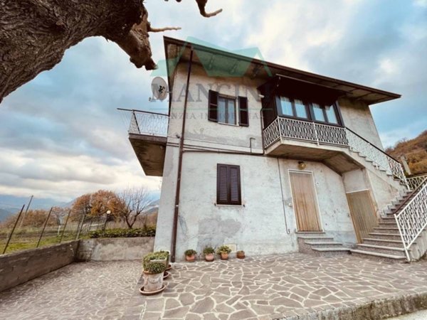 casa indipendente in vendita a Serra San Quirico