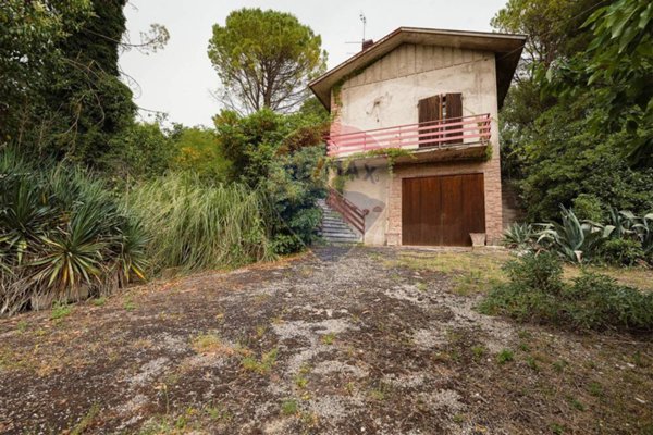 casa indipendente in vendita a Serra San Quirico