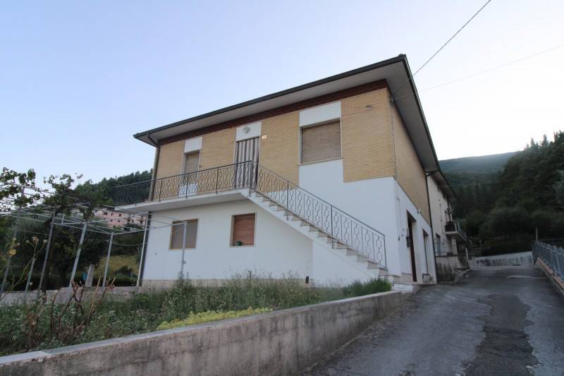 casa indipendente in vendita a Serra San Quirico