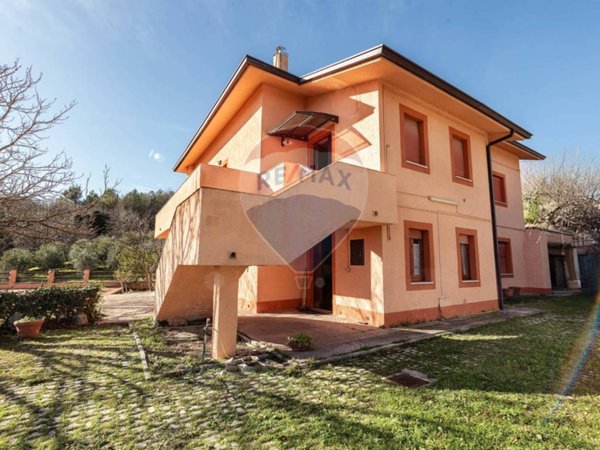 casa indipendente in vendita a Serra San Quirico