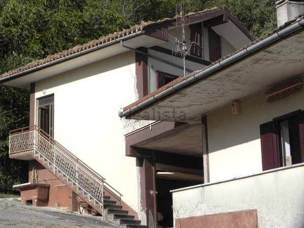 casa indipendente in vendita a Serra San Quirico