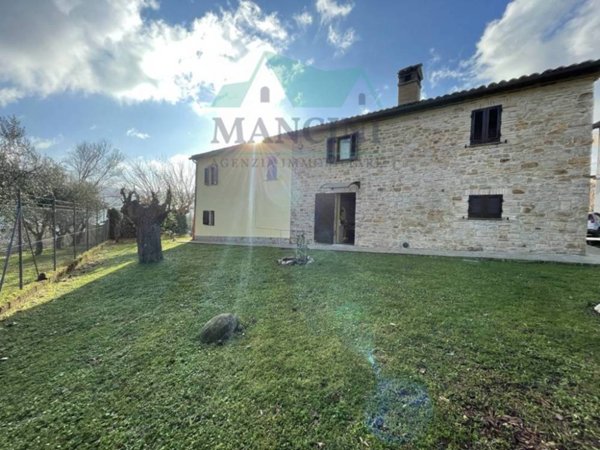casa indipendente in vendita a Serra San Quirico