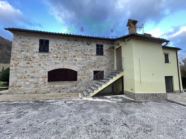casa indipendente in vendita a Serra San Quirico