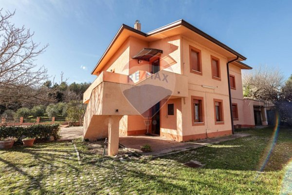 casa indipendente in vendita a Serra San Quirico