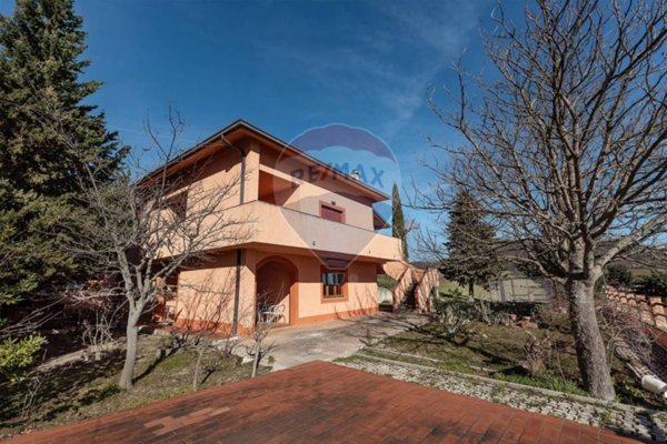 casa indipendente in vendita a Serra San Quirico