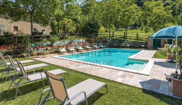 casa indipendente in vendita a Serra San Quirico