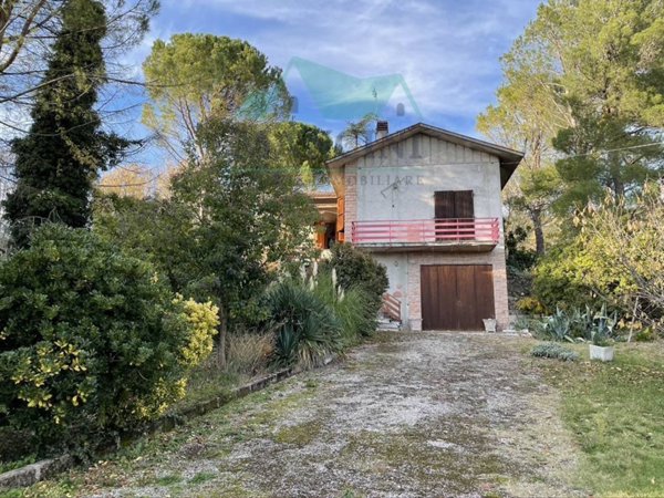 casa indipendente in vendita a Serra San Quirico