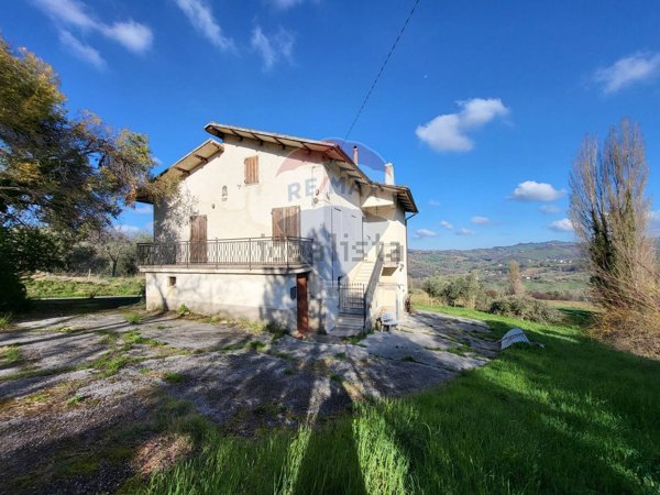 casa indipendente in vendita a Serra San Quirico in zona Castellaro