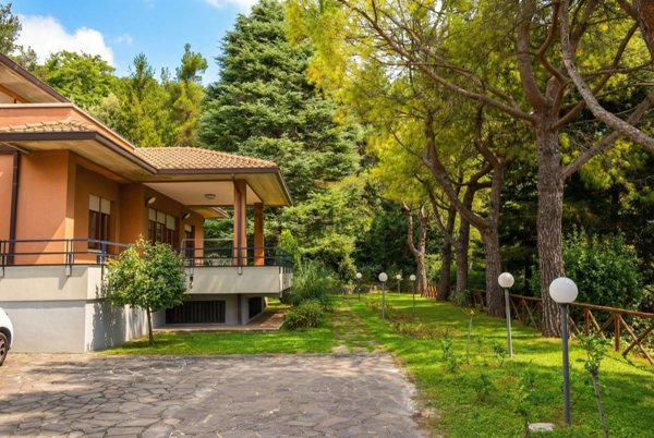 casa indipendente in vendita a Serra San Quirico