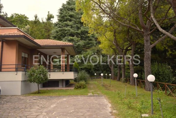 casa indipendente in vendita a Serra San Quirico
