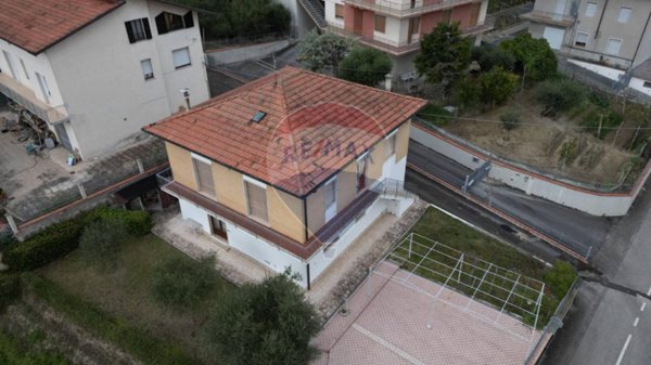 casa indipendente in vendita a Serra San Quirico