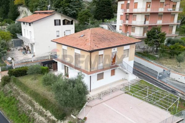 casa indipendente in vendita a Serra San Quirico