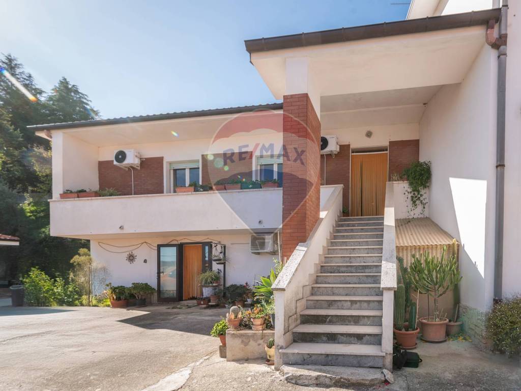 casa indipendente in vendita a Serra San Quirico