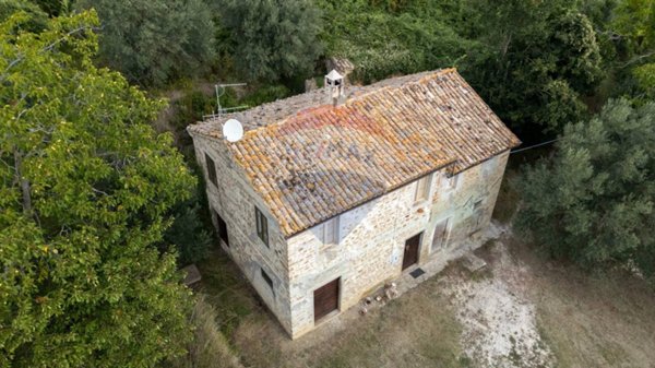 casa indipendente in vendita a Serra San Quirico in zona Castellaro