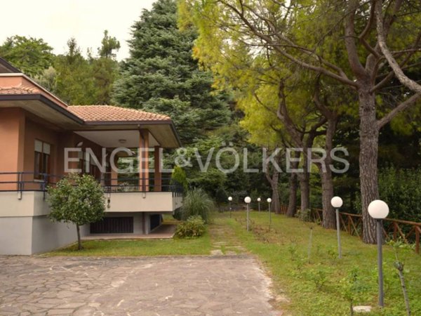 casa indipendente in vendita a Serra San Quirico