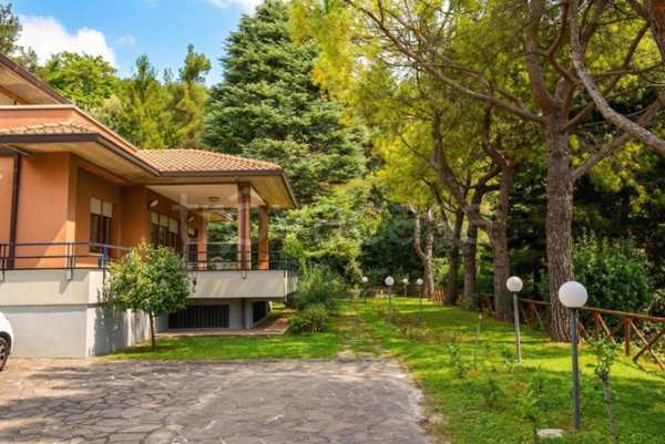 casa indipendente in vendita a Serra San Quirico