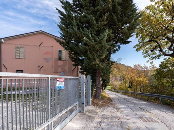 casa indipendente in vendita a Serra San Quirico