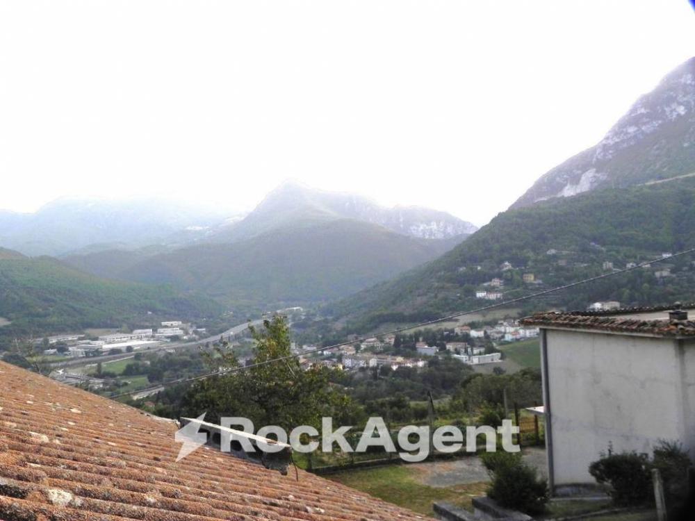 casa indipendente in vendita a Serra San Quirico