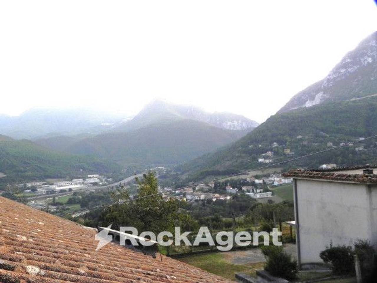 casa indipendente in vendita a Serra San Quirico