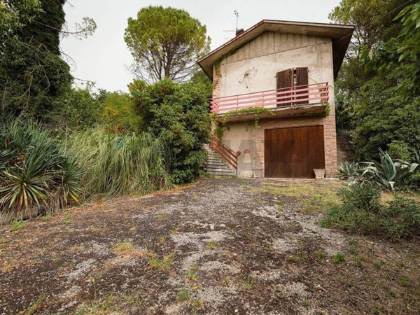 casa indipendente in vendita a Serra San Quirico