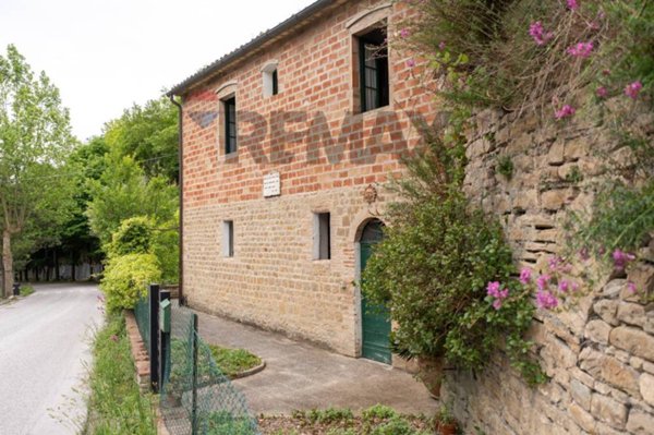 casa indipendente in vendita a Serra San Quirico
