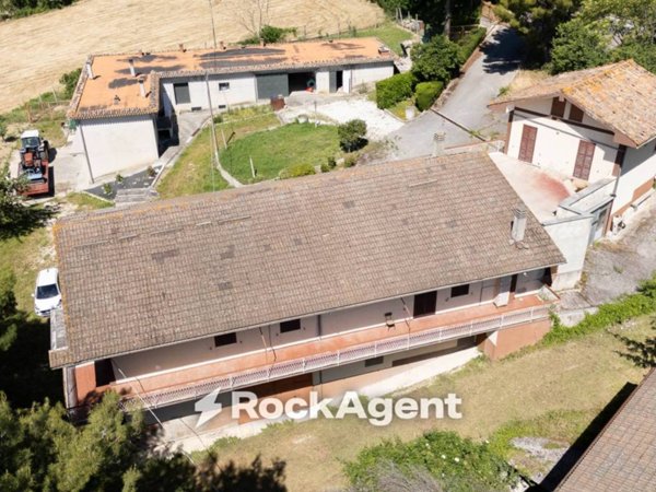 casa indipendente in vendita a Serra San Quirico