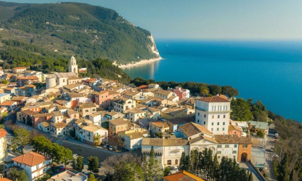 casa indipendente in vendita a Sirolo