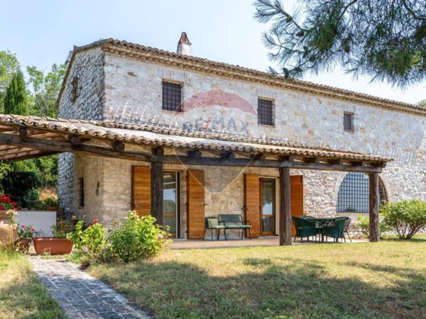 casa indipendente in vendita a Sirolo