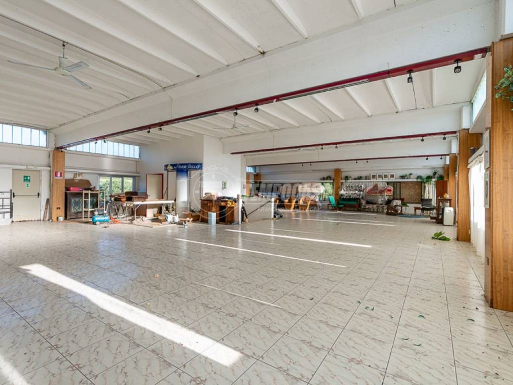 locale commerciale in vendita a Sirolo