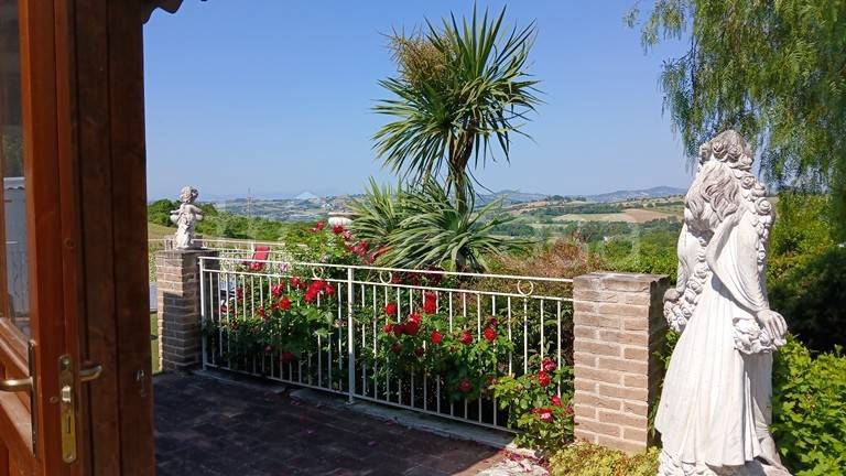casa indipendente in vendita a Sirolo