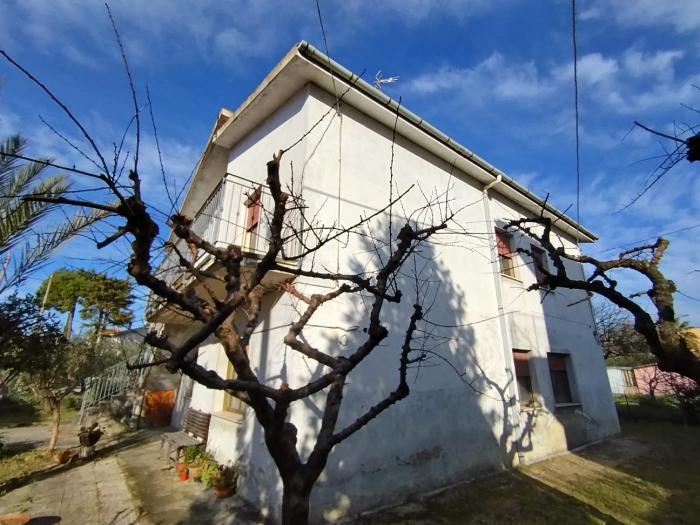 casa indipendente in vendita a Trecastelli in zona Ponterio
