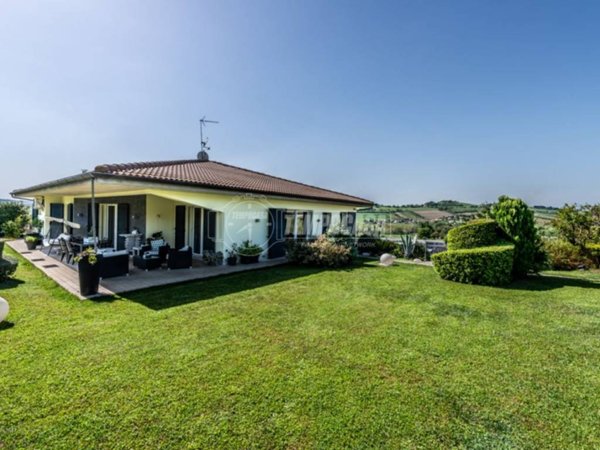 casa indipendente in vendita a Trecastelli in zona Ripe