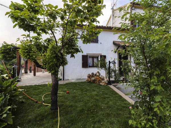 casa indipendente in vendita a Trecastelli