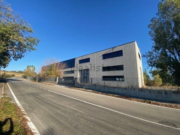 locale di sgombero in vendita a Trecastelli