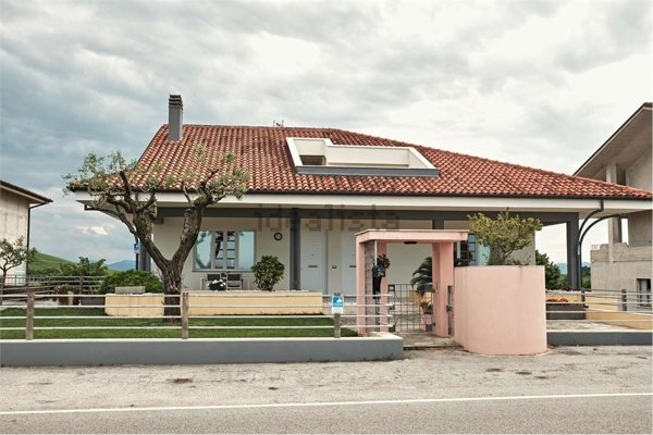 appartamento in vendita a Trecastelli in zona Croce