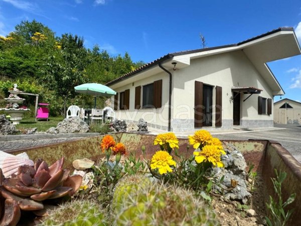 casa indipendente in vendita ad Apiro in zona Frontale