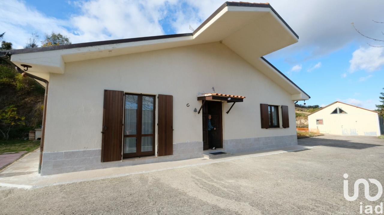 casa indipendente in vendita ad Apiro in zona Frontale