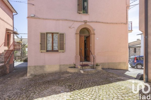 casa indipendente in vendita ad Apiro in zona Frontale