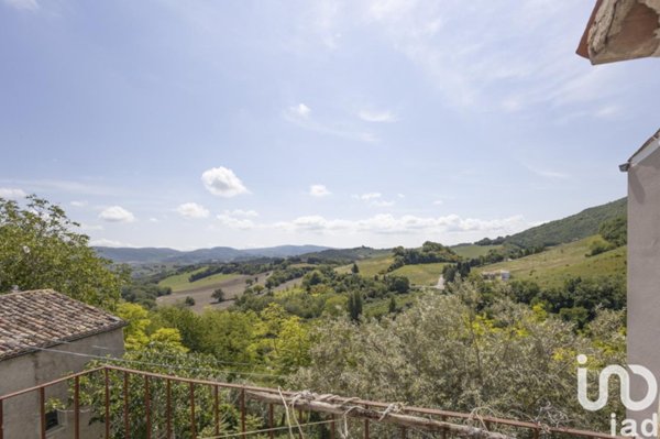 casa indipendente in vendita ad Apiro in zona Frontale