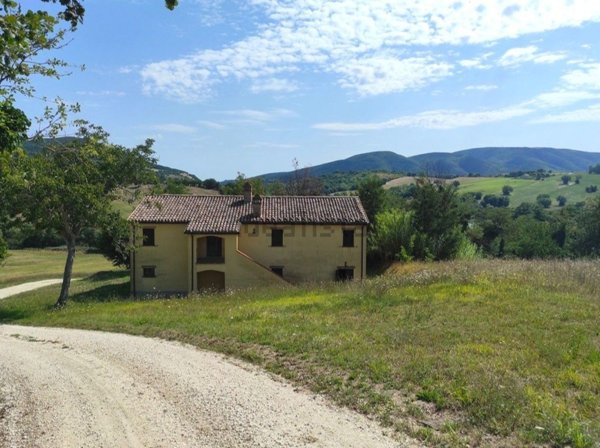 casale in vendita ad Apiro