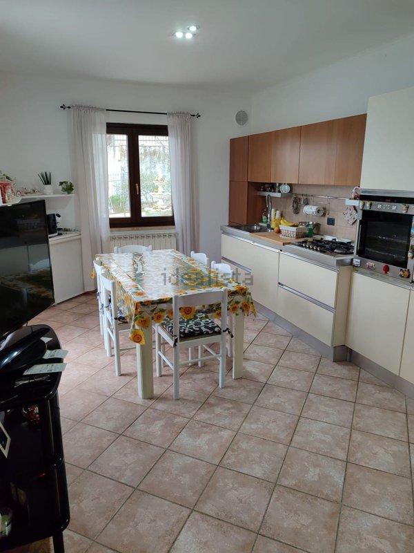 casa indipendente in vendita ad Apiro in zona Frontale