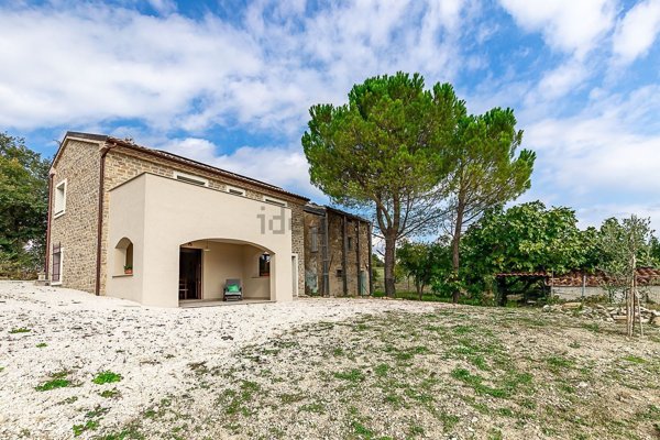 casa indipendente in vendita ad Apiro in zona Casalini