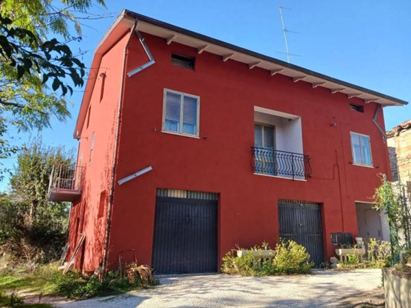 casa indipendente in vendita ad Apiro in zona Casalini