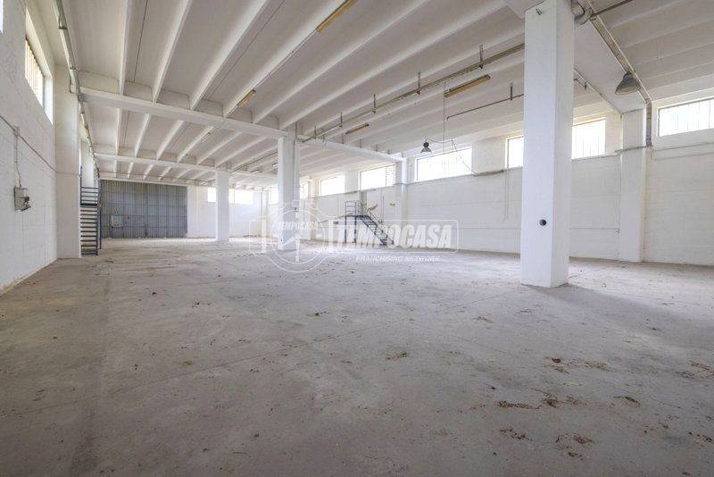 locale commerciale in vendita ad Appignano