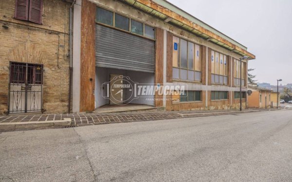 locale commerciale in vendita ad Appignano