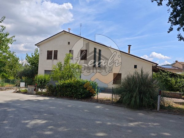 casa indipendente in vendita a Belforte del Chienti